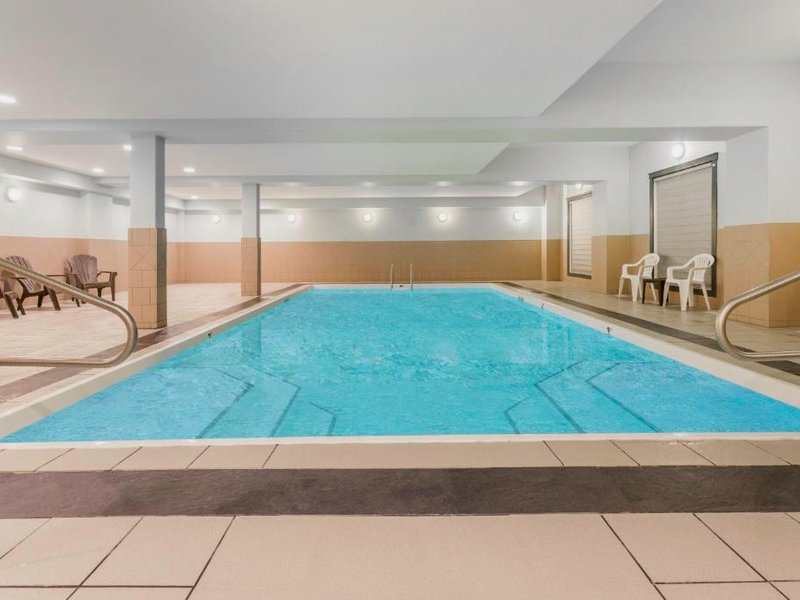 Ramada by Wyndham Hintonの写真