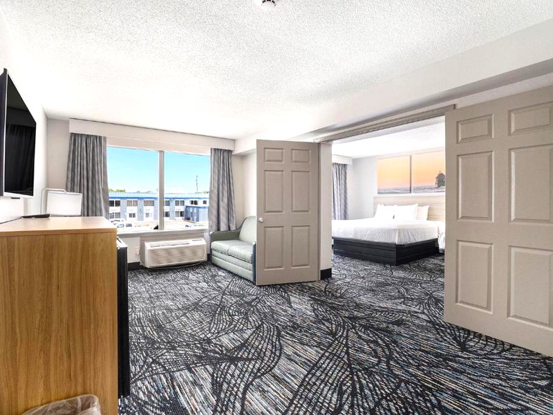 Days Inn & Suites by Wyndham Norton Shores/Muskegonの写真