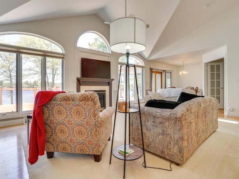 Spacious Lakefront New Auburn Home with Sunroomの写真