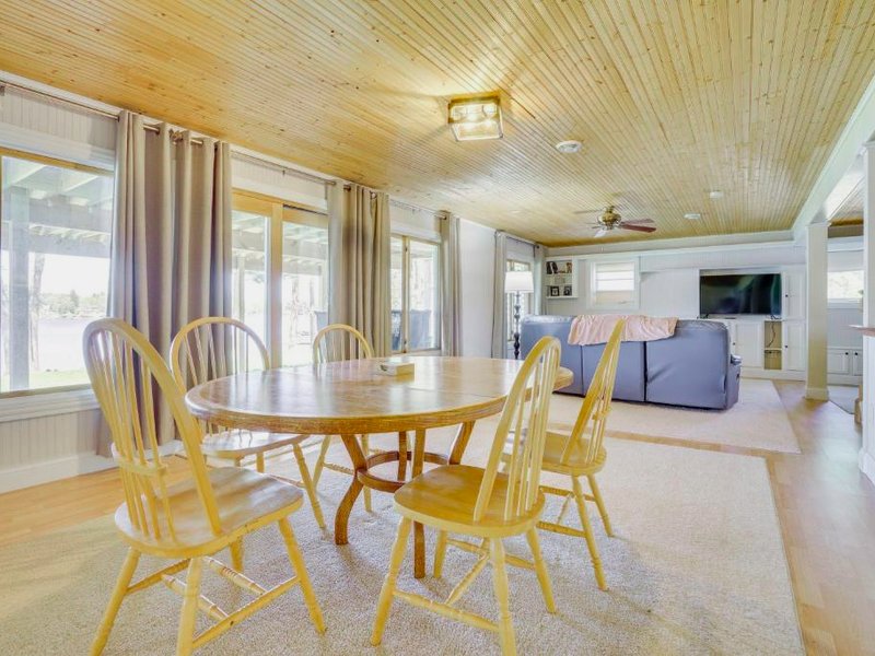 Spacious Lakefront New Auburn Home with Sunroomの写真
