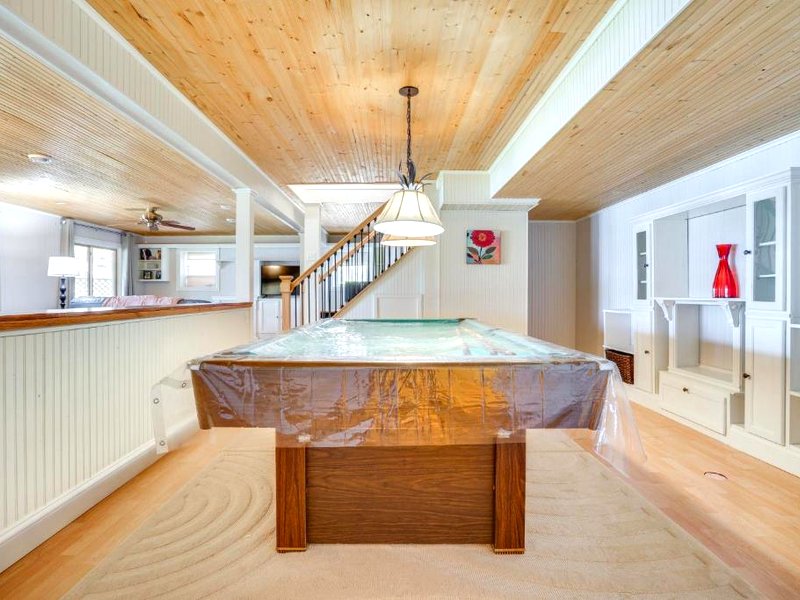 Spacious Lakefront New Auburn Home with Sunroomの写真