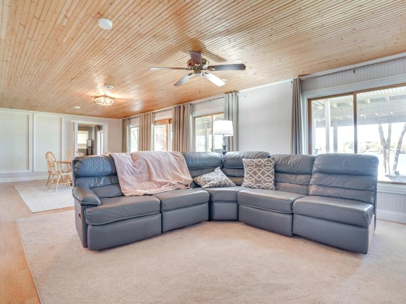 Spacious Lakefront New Auburn Home with Sunroomの写真