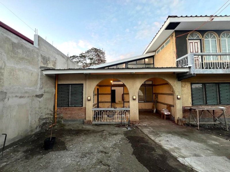 ［サン カルロス］一軒家（300m²）｜ 7ベッドルーム／2バスルーム (Calachuchi Villa)の写真