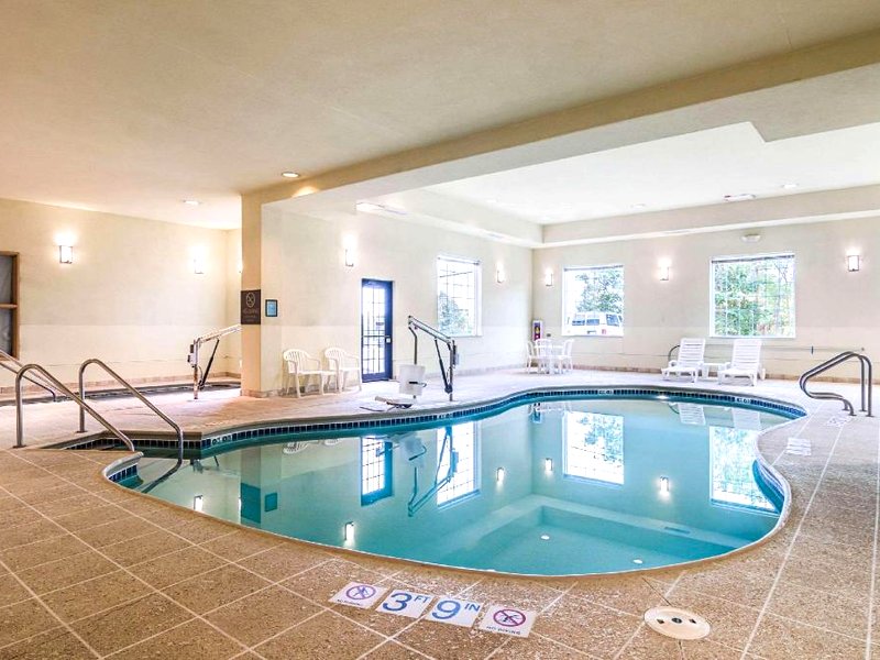 コンフォート スイーツ グレイズレイク ニア リバティビル ノース (Comfort Suites Grayslake near Libertyville North)の写真