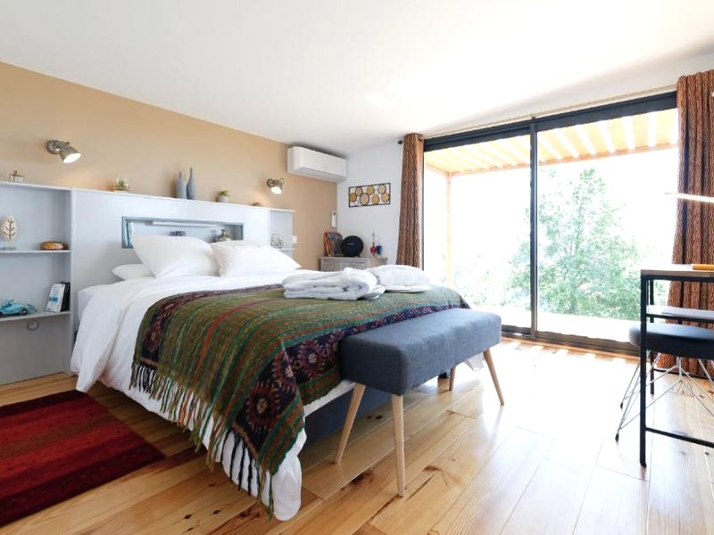 Chalet de charme climatisé, son Jacuzzi - SPA privatif et la piscine de la Maison Bleue du Gers (Chalet de charme climatise, son Jacuzzi - SPA privatif et la piscine de la Maison Bleue du Gers)の写真