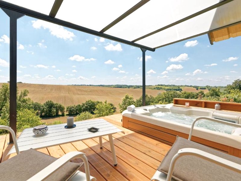 Chalet de charme climatisé, son Jacuzzi - SPA privatif et la piscine de la Maison Bleue du Gers (Chalet de charme climatise, son Jacuzzi - SPA privatif et la piscine de la Maison Bleue du Gers)の写真