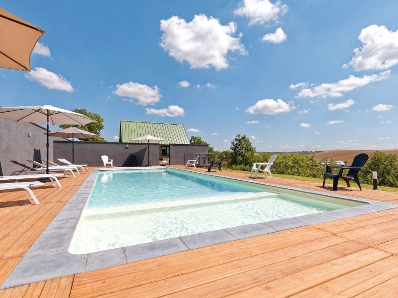 Chalet de charme climatisé, son Jacuzzi - SPA privatif et la piscine de la Maison Bleue du Gers (Chalet de charme climatise, son Jacuzzi - SPA privatif et la piscine de la Maison Bleue du Gers)の写真