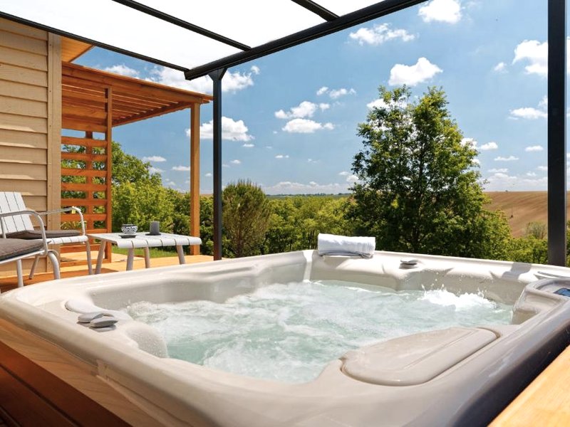 Chalet de charme climatisé, son Jacuzzi - SPA privatif et la piscine de la Maison Bleue du Gers (Chalet de charme climatise, son Jacuzzi - SPA privatif et la piscine de la Maison Bleue du Gers)の写真