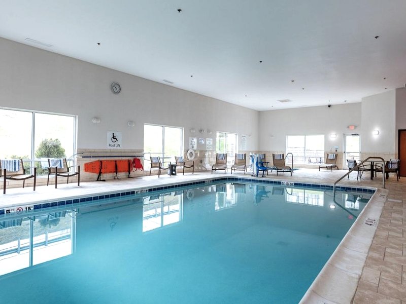 Holiday Inn Express Suites Irontonの写真