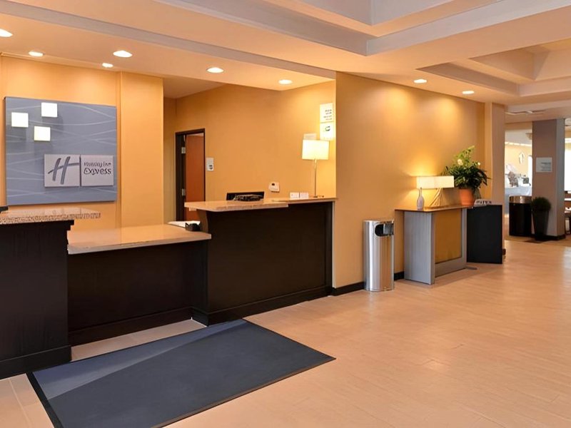 Holiday Inn Express Suites Irontonの写真
