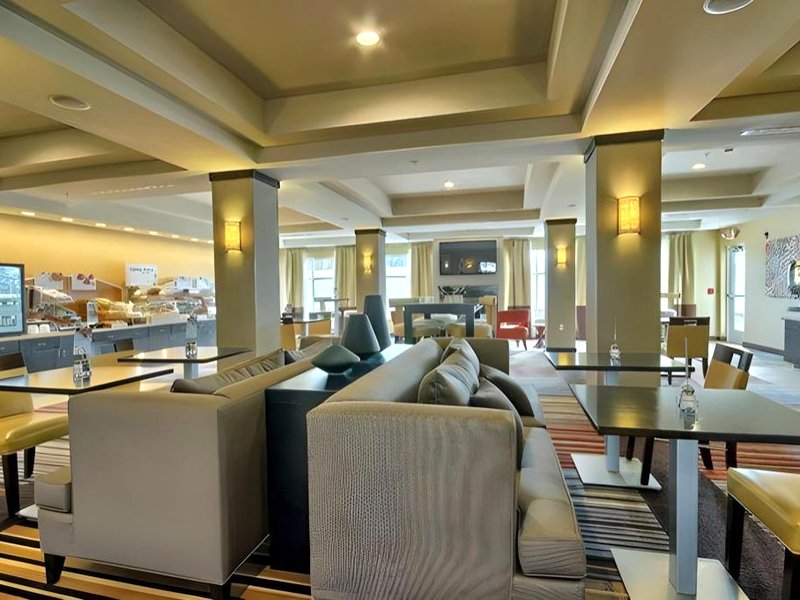 Holiday Inn Express Suites Irontonの写真