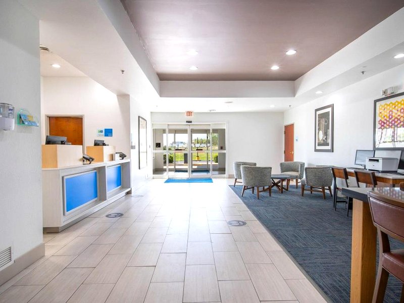 Holiday Inn Express Hotel & Suites Bedford By IHGの写真