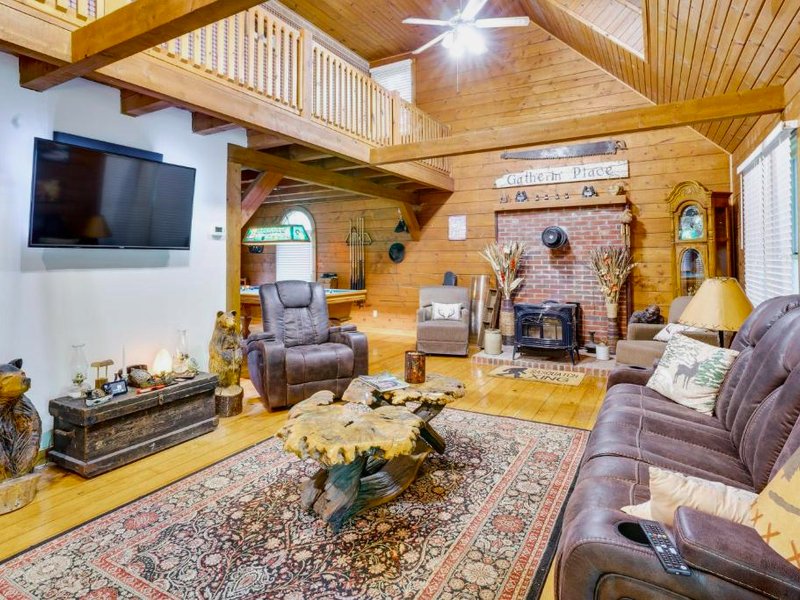 Orleans Retreat with Private Hot Tub and Fireplace!の写真
