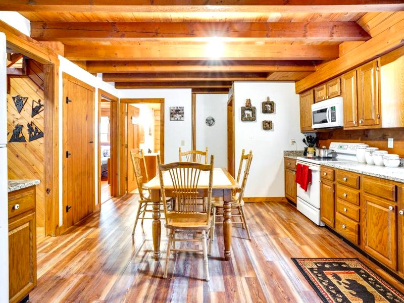 Orleans Retreat with Private Hot Tub and Fireplace!の写真