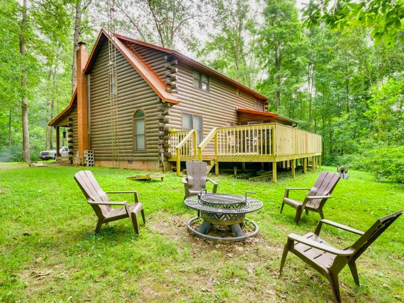 Orleans Retreat with Private Hot Tub and Fireplace!の写真
