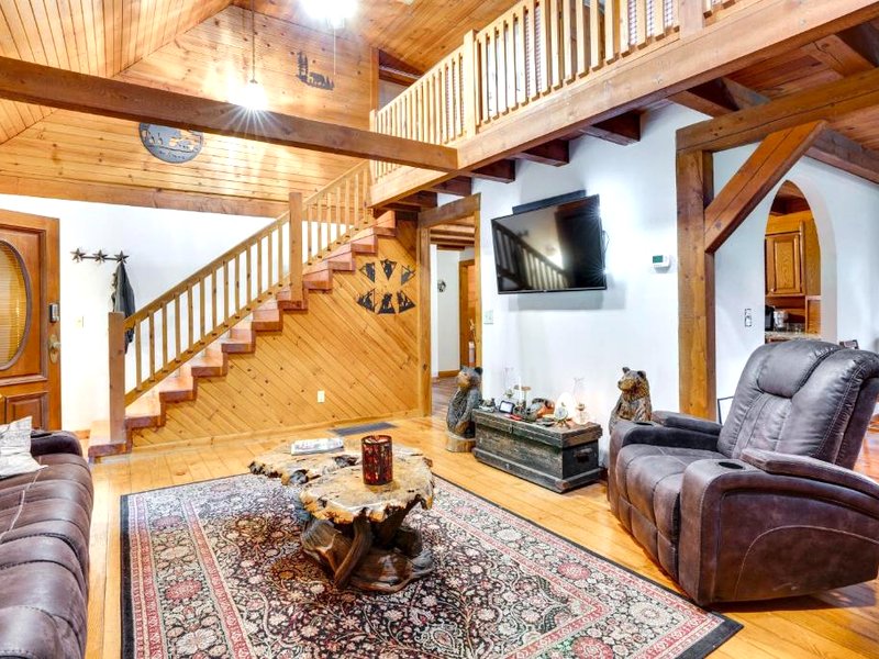 Orleans Retreat with Private Hot Tub and Fireplace!の写真