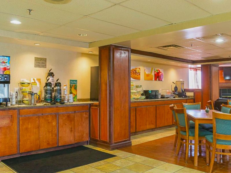 クオリティ イン & スイーツ デトロイト メトロ エアポート (Quality Inn & Suites Detroit Metro Airport)の写真