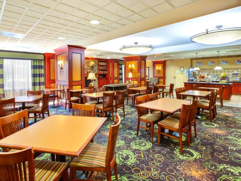 ホリデイ イン エクスプレス ホテル アンド スイーツ フォート ウェイン バイ IHG (Holiday Inn Express Hotel and Suites Fort Wayne By IHG)の写真