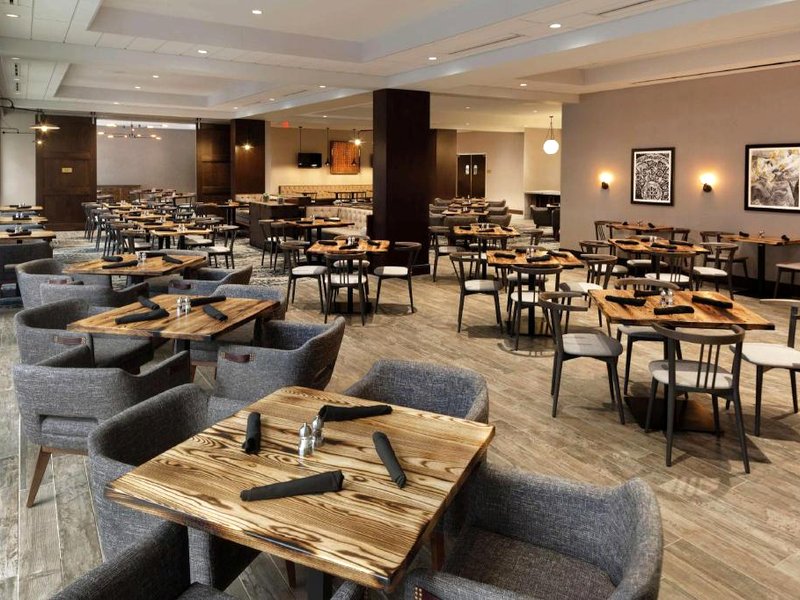 ダブルツリー バイ ヒルトン ジェームズタウン NY (DoubleTree by Hilton Jamestown, NY)の写真