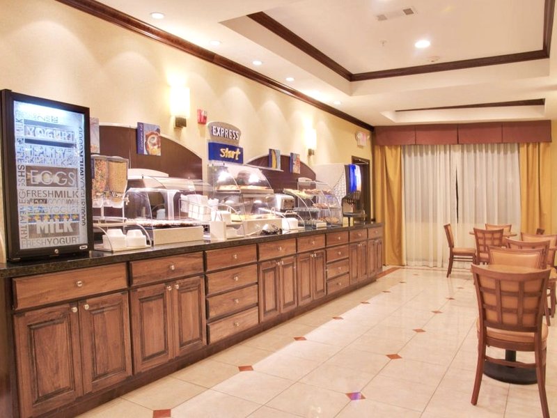 Holiday Inn Express Hotel & Suites Winnie By IHGの写真