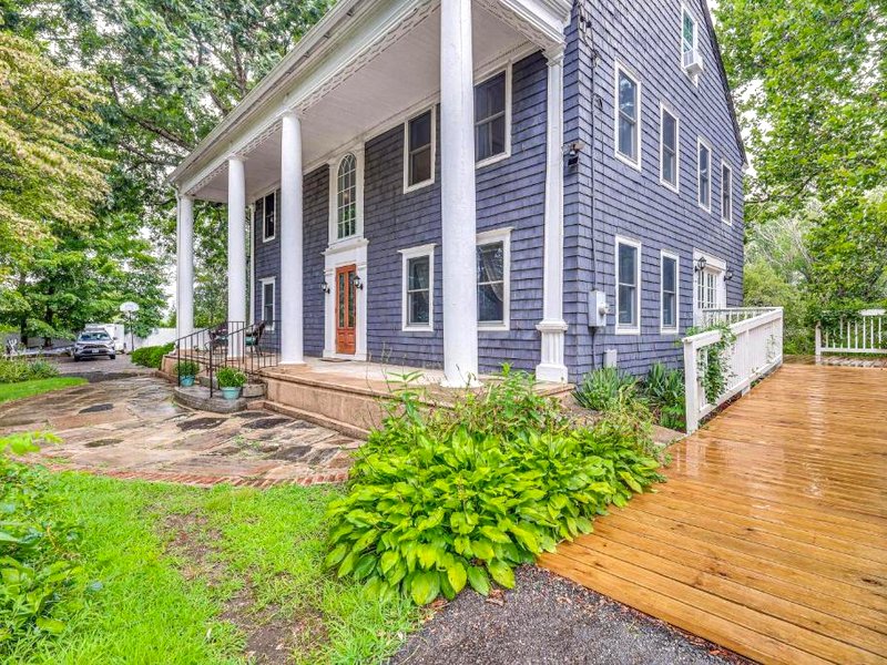 Quintessential New England Home with Patio and Grill!の写真