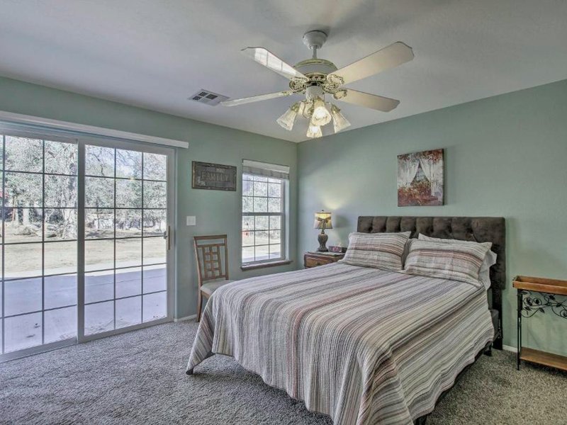 Welcoming Tehachapi Home with Deck and Grill!の写真