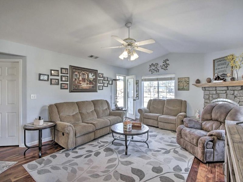Welcoming Tehachapi Home with Deck and Grill!の写真
