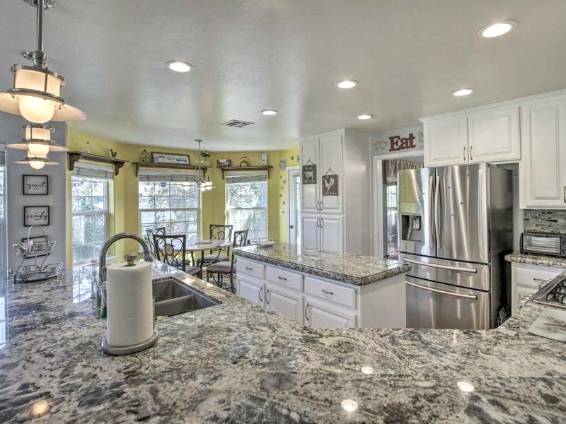 Welcoming Tehachapi Home with Deck and Grill!の写真