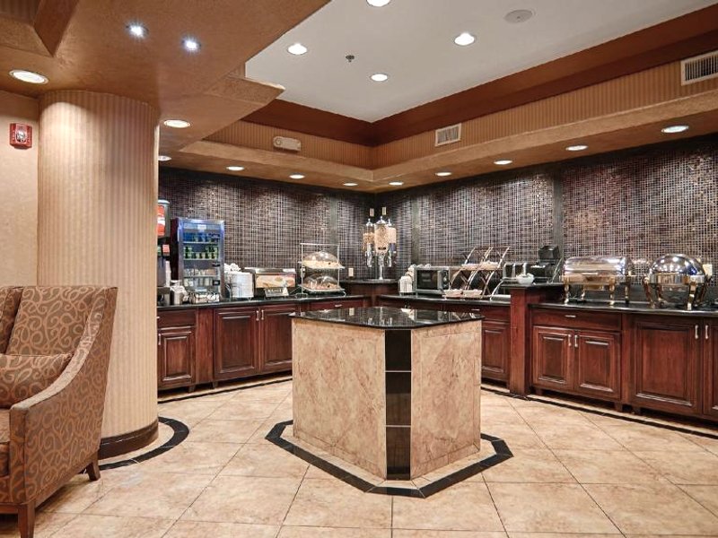 ベストウェスタンプラスKCスピードウェイイン＆スイーツ (Best Western Plus KC Speedway Inn & Suites)の写真