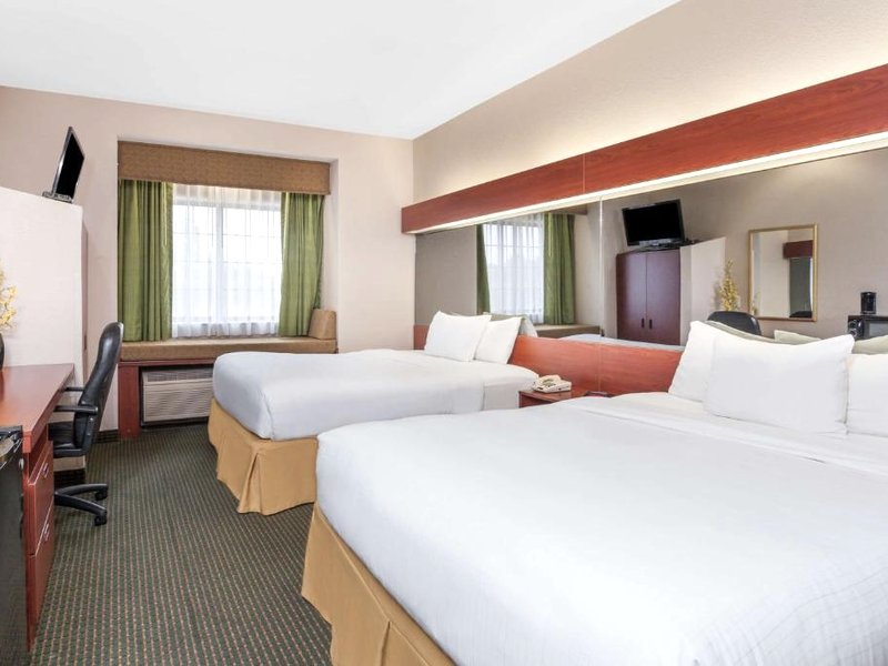 Days Inn by Wyndham near Kansas Speedwayの写真