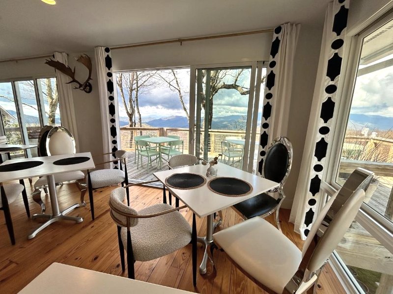 FIRE MOUNTAIN INN, CABINS & TREEHOUSES - BED AND BREAKFASTの写真