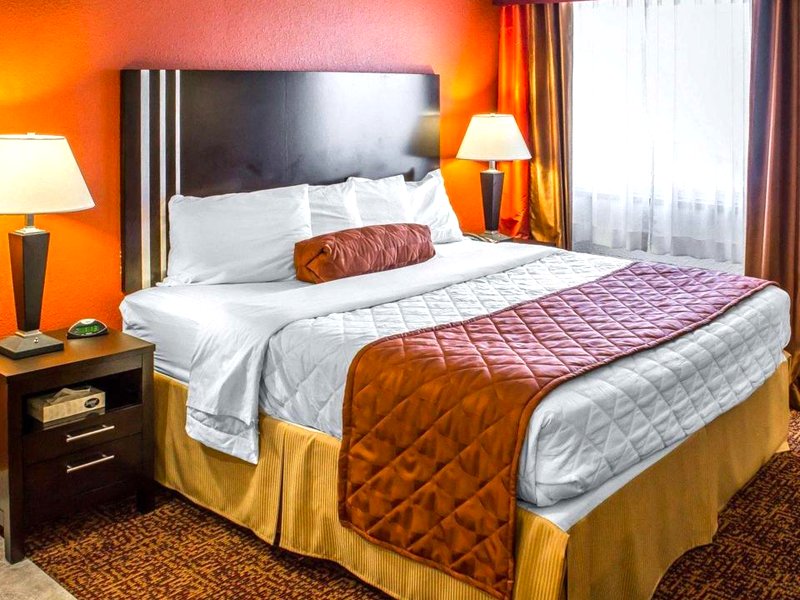 Rodeway Inn & Suites near Okoboji Lakeの写真