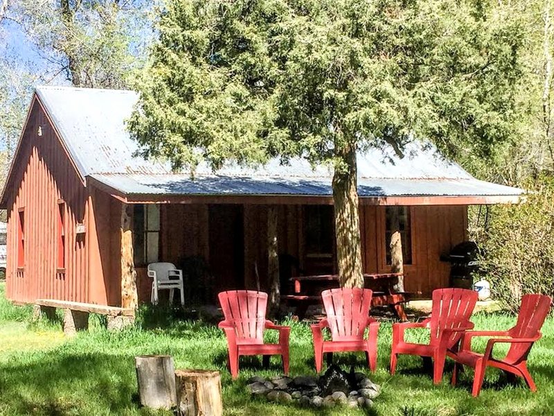 Rustic Cabin Rental on Conejos River in San Juan Wilderness, Coloradoの写真