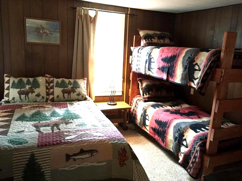 Rustic Cabin Rental on Conejos River in San Juan Wilderness, Coloradoの写真