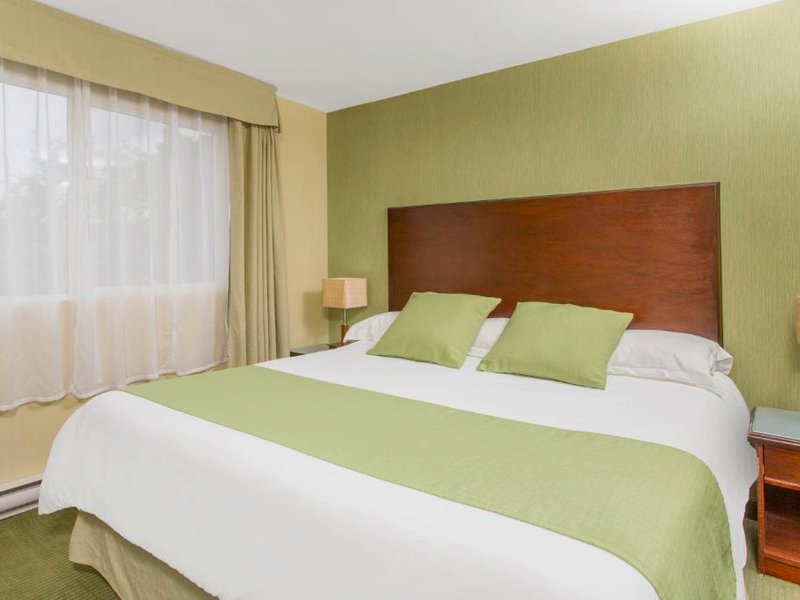 Ramada by Wyndham Williams Lakeの写真