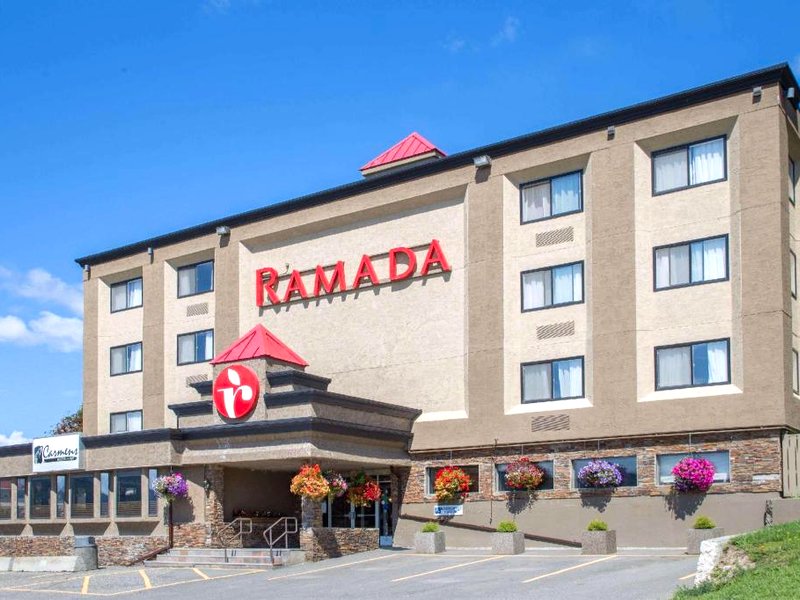 Ramada by Wyndham Williams Lakeの写真