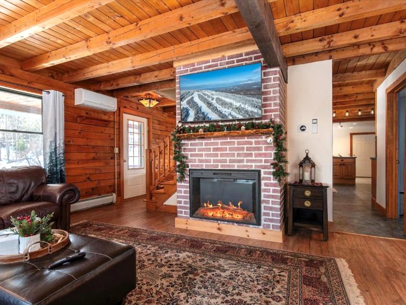 Spacious 5-bedroom Chalet with AC and WiFi in charming Chesterの写真