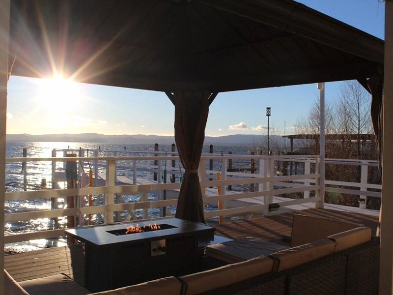 Modern Waterfront Home in Lucerneの写真