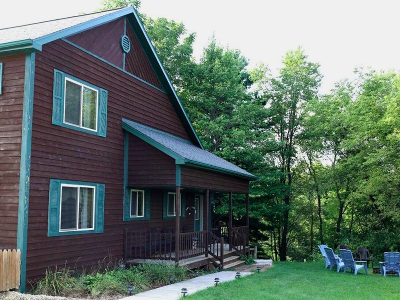Lakefront Vacation Rental with a Deck and Hot Tub near Wisconsin Dellsの写真