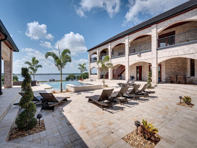 Groveland Home with Pool Luxurious Lakefront Oasis!の写真