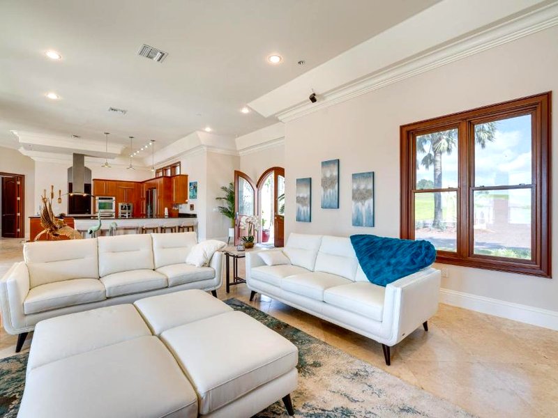 Groveland Home with Pool Luxurious Lakefront Oasis!の写真