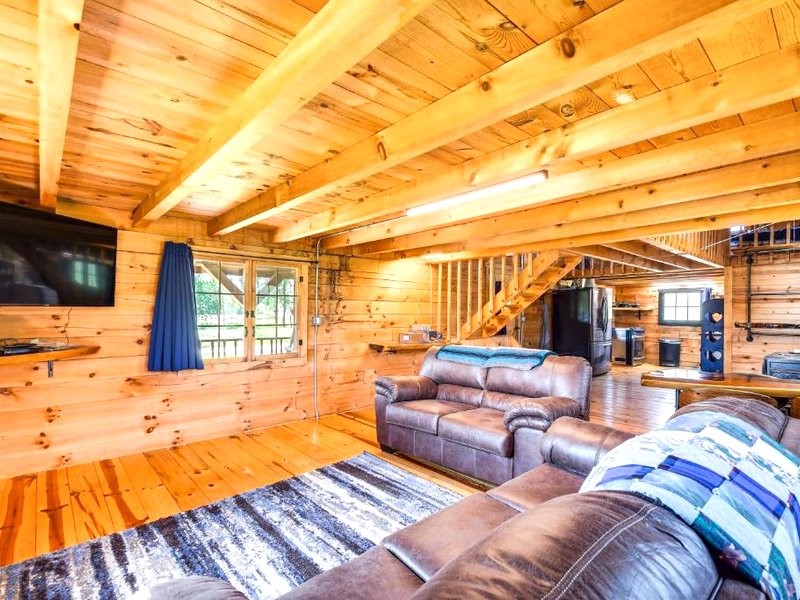 Bellevue Log Cabin with Gas Grill and Creek Accessの写真