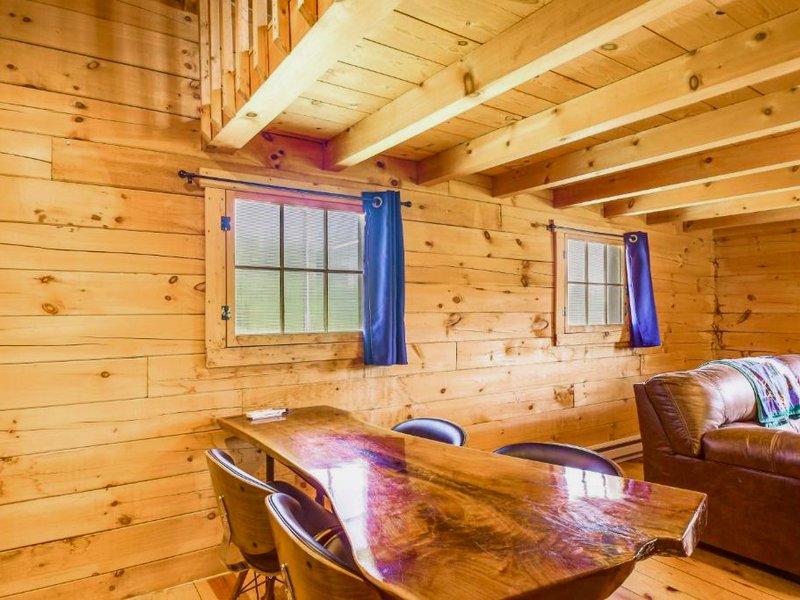 Bellevue Log Cabin with Gas Grill and Creek Accessの写真