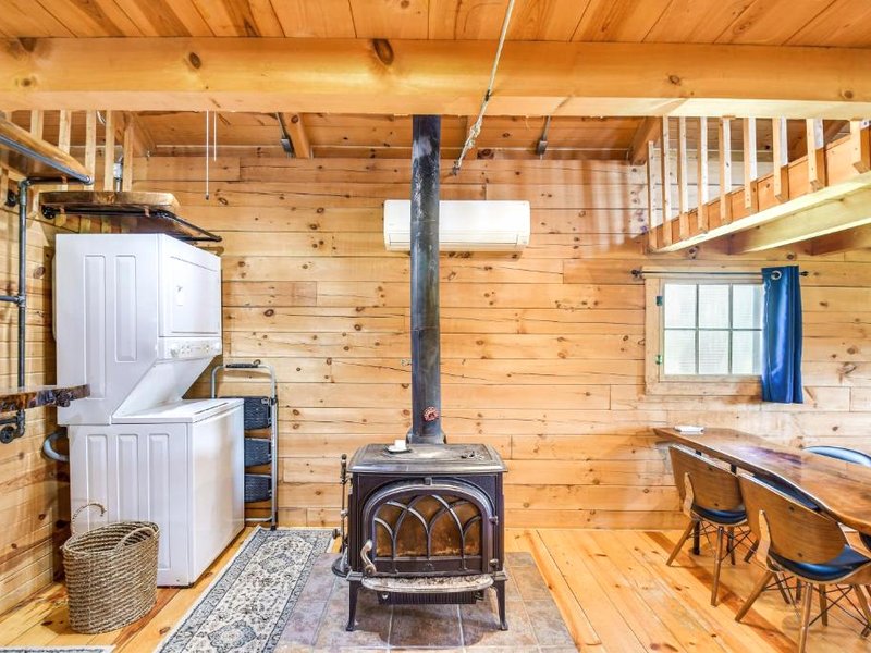 Bellevue Log Cabin with Gas Grill and Creek Accessの写真