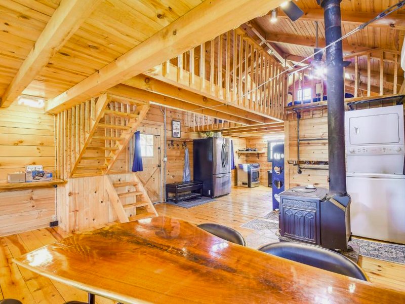 Bellevue Log Cabin with Gas Grill and Creek Accessの写真