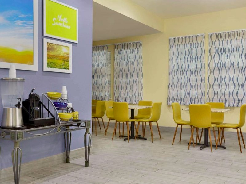 デイズ イン&スイーツ バイ ウィンダム フォートワース DFW エアポート サウス (Days Inn & Suites by Wyndham Ft. Worth DFW Airport South)の写真