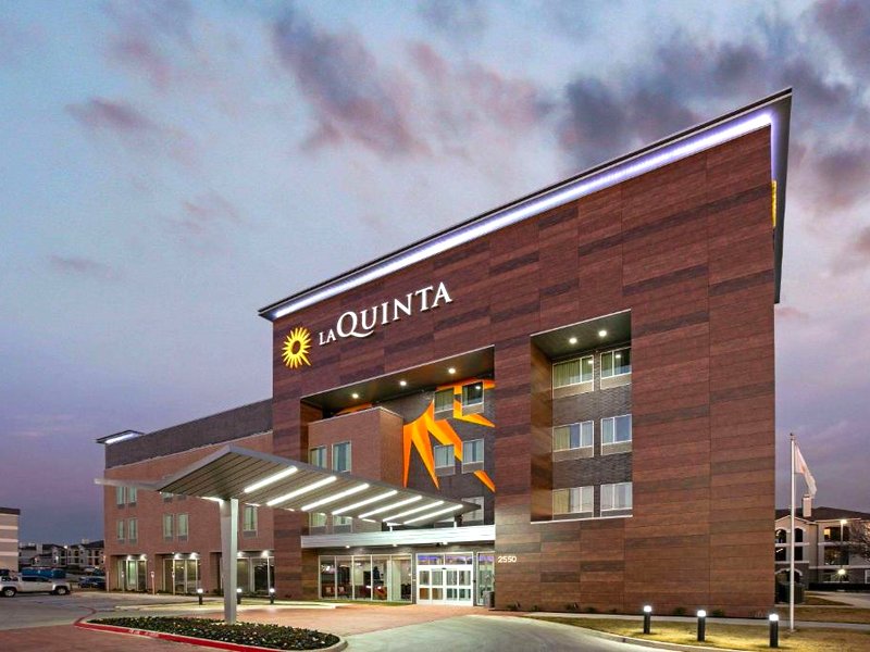 La Quinta Inn & Suites by Wyndham DFW West-Glade-Parksの写真