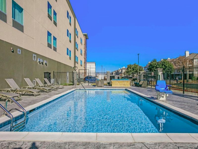 La Quinta Inn & Suites by Wyndham DFW West-Glade-Parksの写真