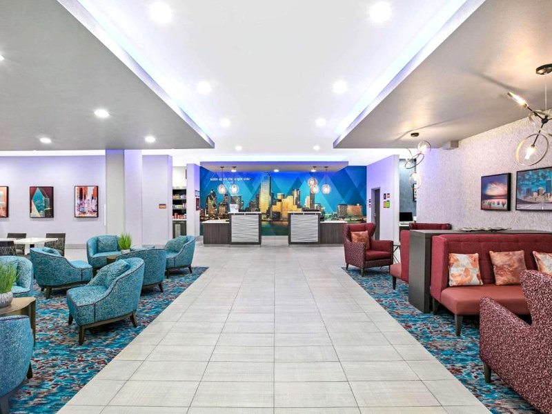 La Quinta Inn & Suites by Wyndham DFW West-Glade-Parksの写真