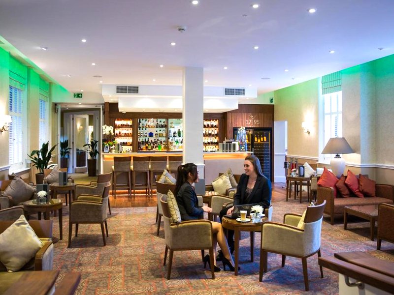 オークリーホールホテル (Oakley Hall Hotel)の写真